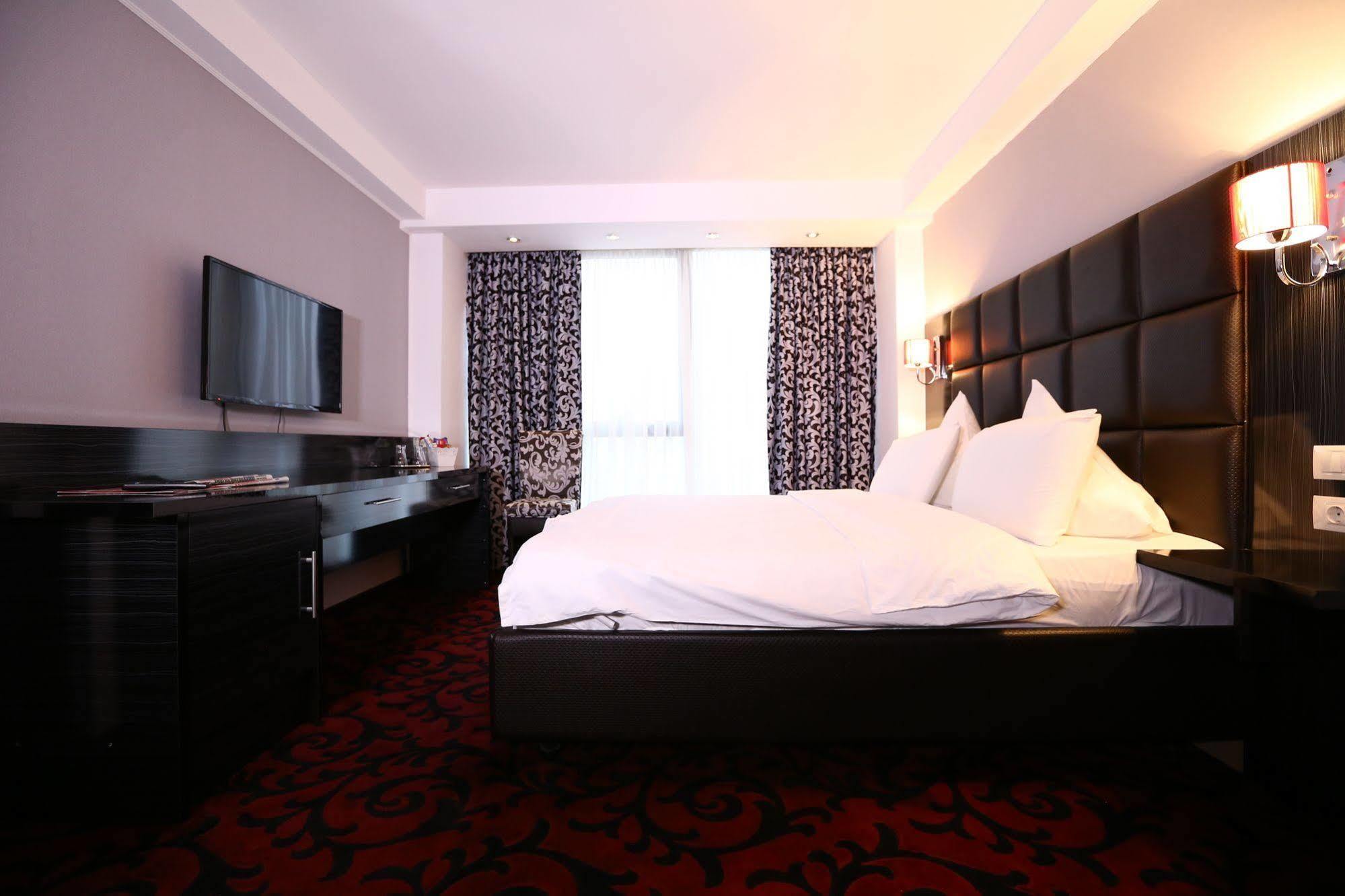 Hotel Articus Craiova Exteriör bild