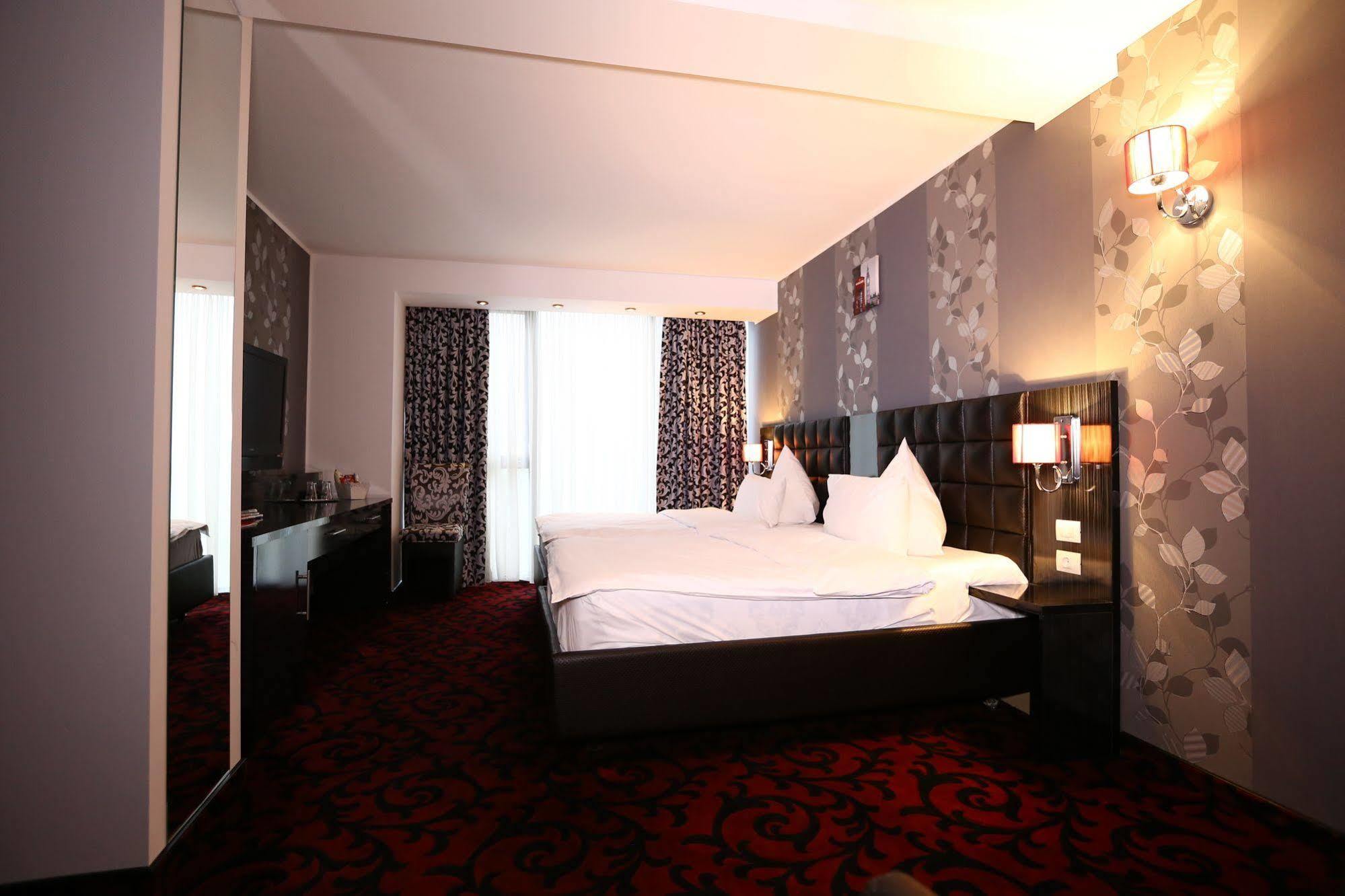 Hotel Articus Craiova Exteriör bild