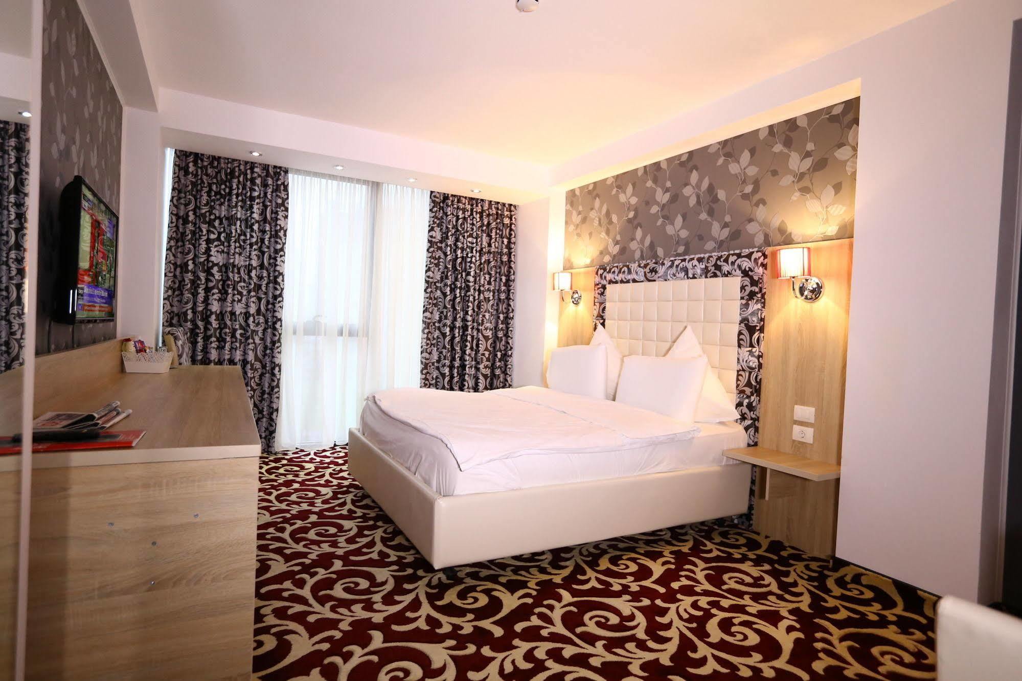 Hotel Articus Craiova Exteriör bild